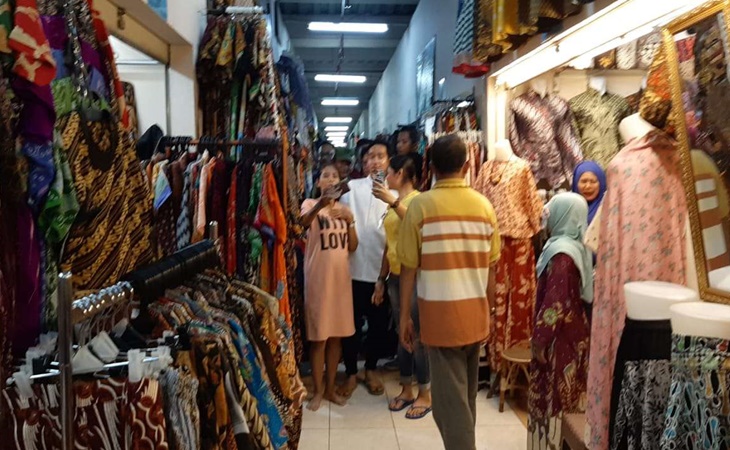 Gibran menilai Pasar Klewer kini jauh lebih rapi dan bersih