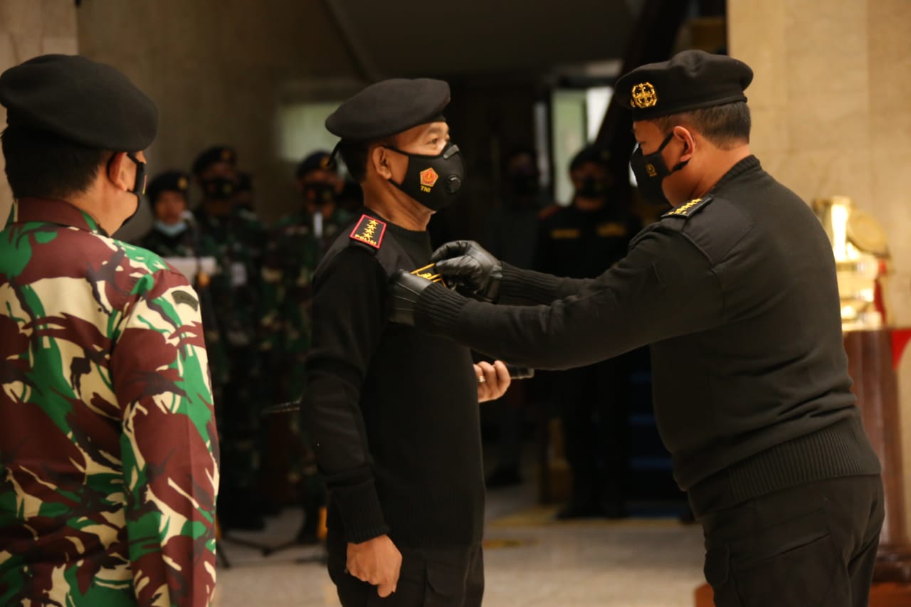 Kapolri Jenderal Idham Azis menerima dua penghargaan yakni Wing Kehormatan Penerbang Kelas I TNI Angkatan Udara dan Brevet Kapal Selam Hiu Kencana TNI Angkatan Laut. 