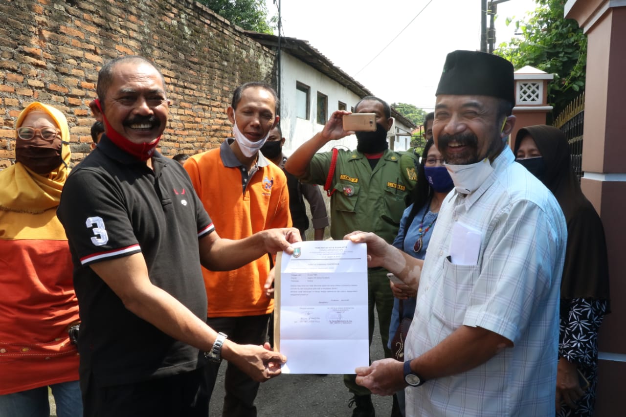 Wali Kota Solo FX Hadi Rudyatmo menyerahkan surat sehat pada ODP COVID-19 yang selesai karantina selama 14 hari, Minggu (26/4). (MP/Ismail)