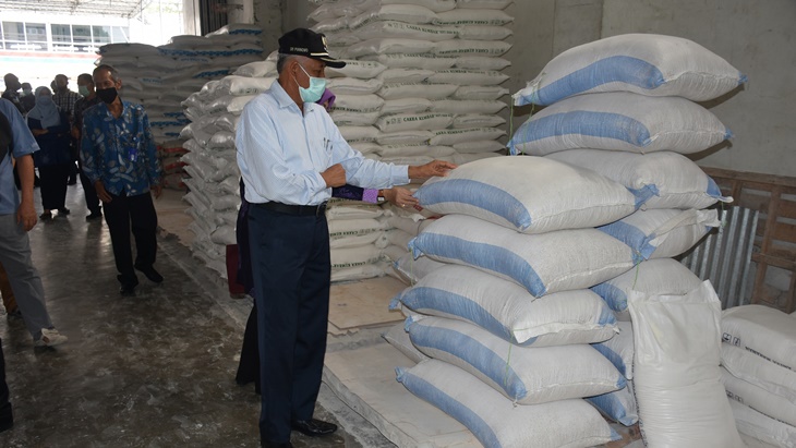 Di antara bahan pokok, harga gula yang masih menjulang