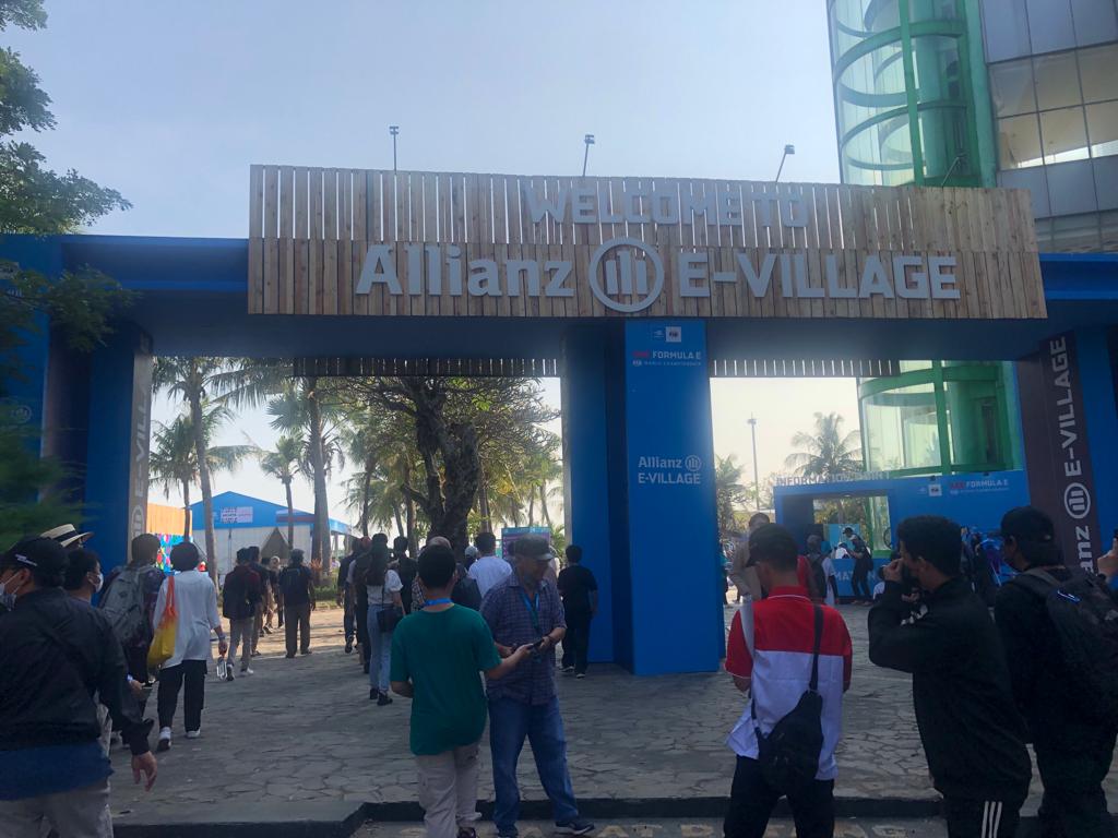 Masyarakat mulai berdatangan ke kawasan Ancol untuk menyaksikan seri kesembilan ajang Formula E musim 2021-2022 Jakarta, yang digelar pada Sabtu (4/6). Foto: MP/Asropih