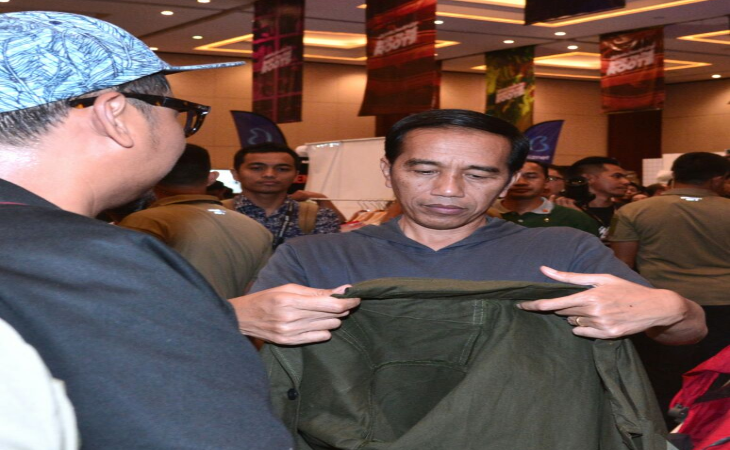 Presiden Jokowi membeli jaket produk lokal