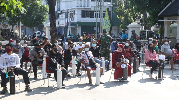 Ratusan warga mengantre layanan isi ulang oksigen gratis yang diadakan Pemkot Solo, Sabtu (31/7). (MP/Ismail)