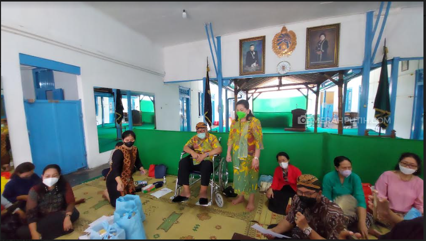 PB XIII Bagikan Bingkisan Lebaran pada 1.000 Abdi Dalem Keraton Surakarta