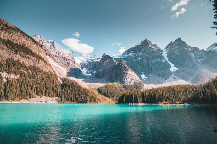 4. Kombinasi gunung dan danau ala Alberta saat musim gugur (Pixabay - jr_jurassic)