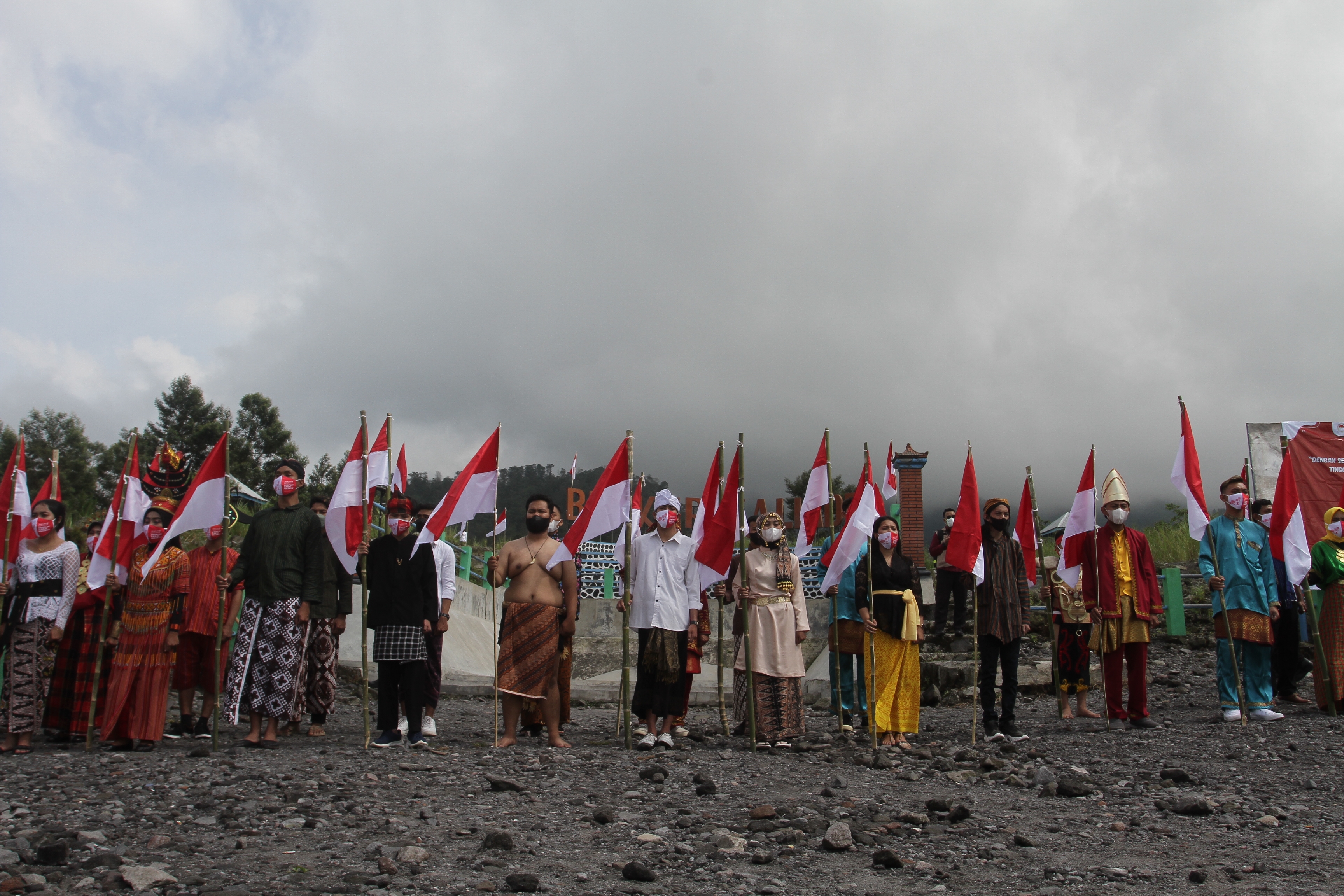 Mahasiswa DIY kibarkan bendera merah putih di Lereng. Foto: Aliansi Mahasiswa Nusantara (AMAN) 