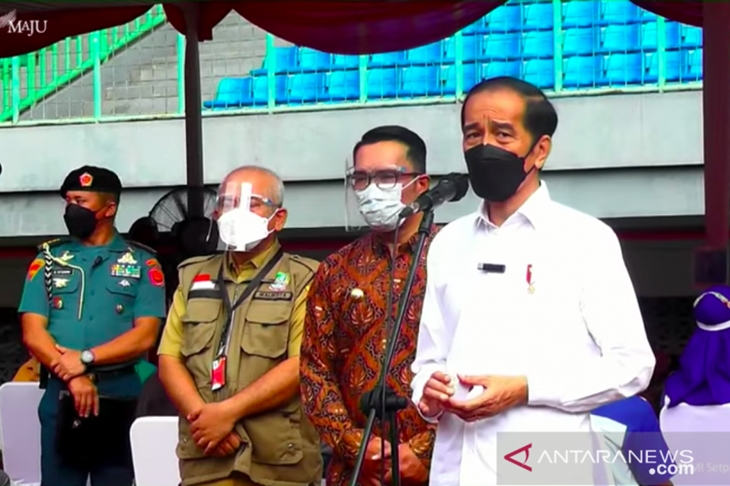 Tangkapan Layar - Presiden Joko Widodo (Jokowi) meninjau pelaksanaan vaksinasi COVID-19 kepada masyarakat umum, kelompok lanjut usia, pelayan publik, karyawan dan difabel di Stadion Patriot Candrabhaga, Kota Bekasi, Jawa Barat, Senin (14/6). (Youtube Sekretariat Presiden)