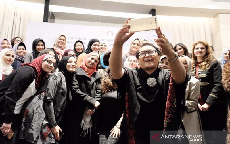 Menlu Retno bersama kaum muda Yordania