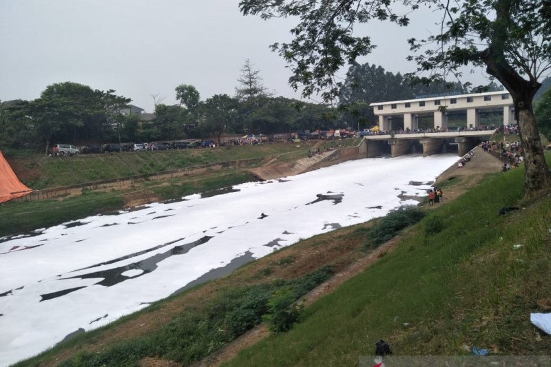 Permukaan aliran Sungai Banjir Kanal Timur (BKT) terkontaminasi gumpalan busa putih serupa salju, Minggu (28/6/2020). Situasi itu menjadi pemandangan unik bagi peserta Car Free Day (CFD). (ANTARA/Andi Firdaus).