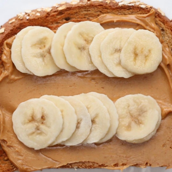 Jadikan peanut butter dan pisang sebagai sarapan. (Foto Tasty)