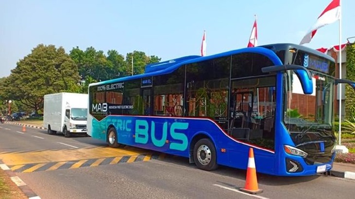 Naik Transjakarta Listrik Tiga Bulan ke Depan Gratis Lho