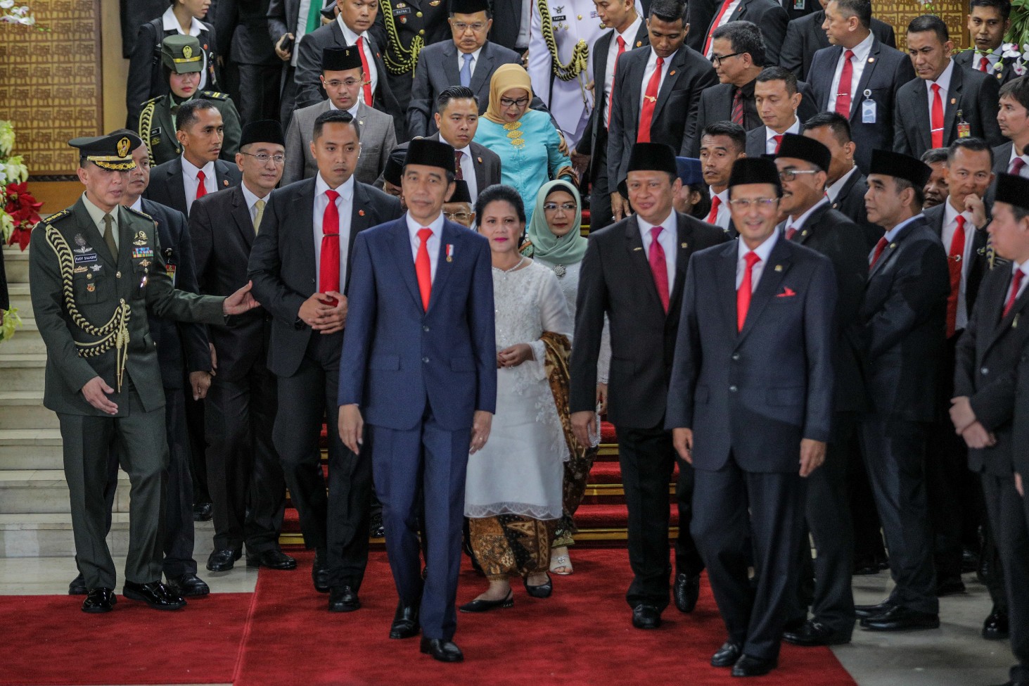 Presiden Republik Indonesia, Joko Widodo didampingi Wakil Presiden, KH. Ma'aruf Amin dan Ketua Majelis Pemusyawaratan Rakyat (MPR), Bambang Soesatyo meninggalkan gedung usai Pelantikan Presiden dan Wakil Presiden periode 2019-2024 di Gedung Paripurna, Komplek DPR/MPR Jakarta, Minggu, (20/10/2019). Foto: Rizki Fitrianto/Merahputih.com
