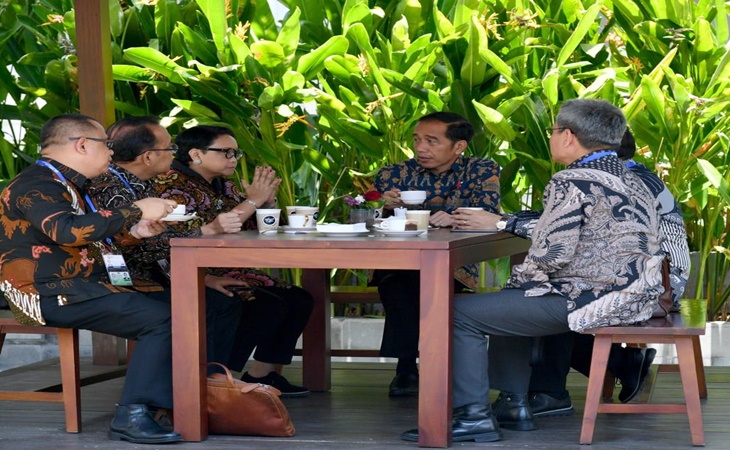 Presiden Jokowi bersama sejumlah menteri di Nusa Dua Bali