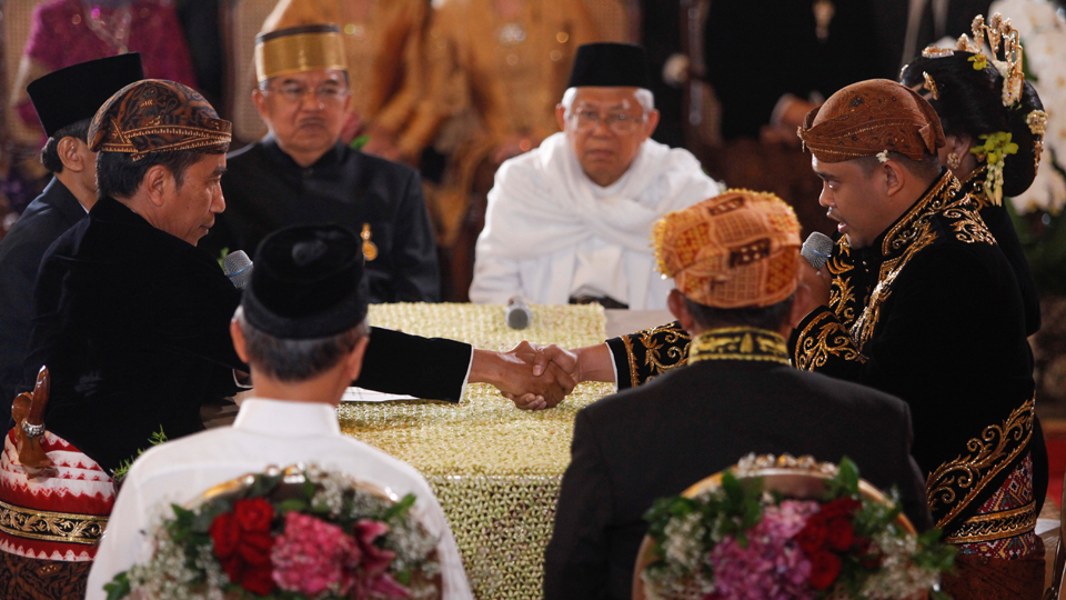 Presiden Joko Widodo (kiri) menikahkan putrinya, Kahiyang Ayu (kanan) dengan Bobby Nasution (kedua kanan) disaksikan Wakil Presiden Jusuf Kalla (kedua kiri) dan Ketua MUI KH Ma'ruf Amin (keempat kanan) saat ijab qobul di Gedung Graha Saba, Sumber, Solo, Jawa Tengah. ANTARA FOTO/Maulana Surya.