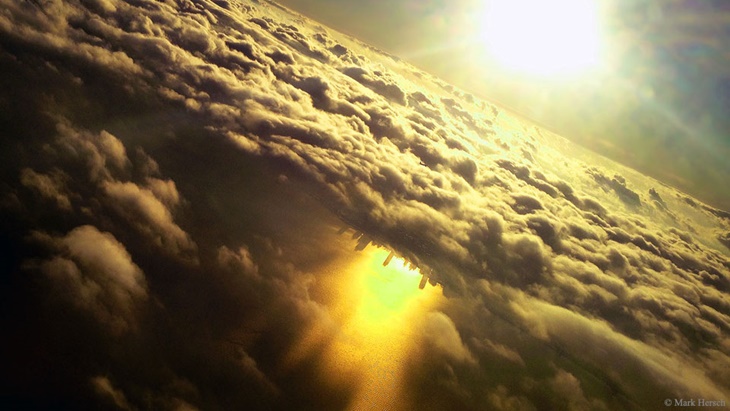 NASA Bagikan Foto 'Kota Chicago Terbalik' di Bawah Awan