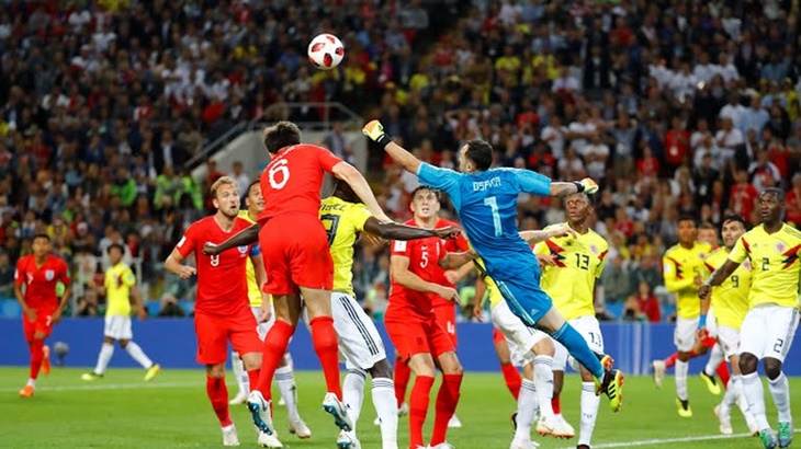 Para pemain Kolombia menggempur gawang Inggris