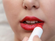 Tips Aplikasikan Lipstik Antiblepotan
