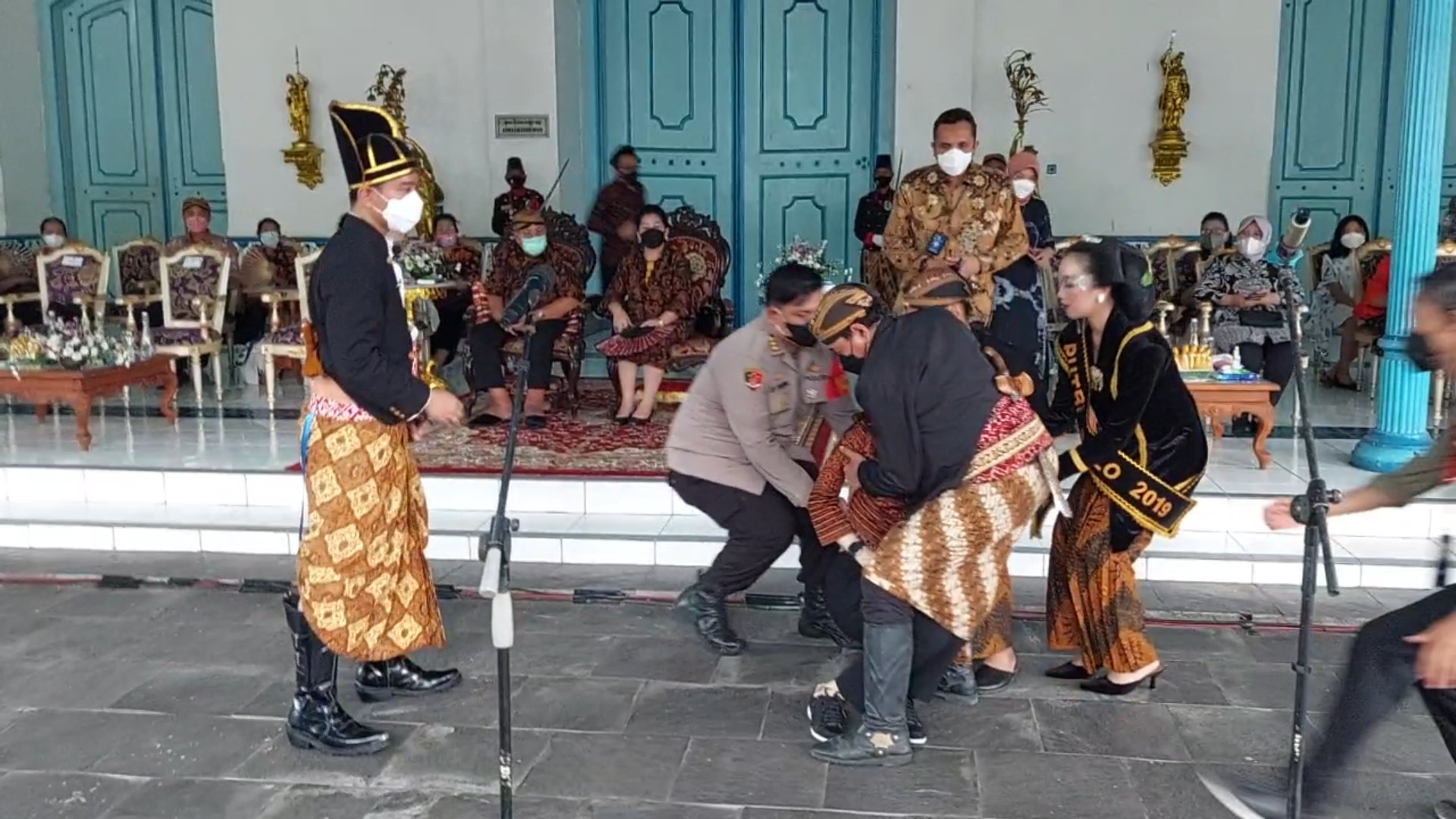 Wamen Angela Tanoesoedibjo Pingsan di Keraton Solo, Gibran Ikut Panik