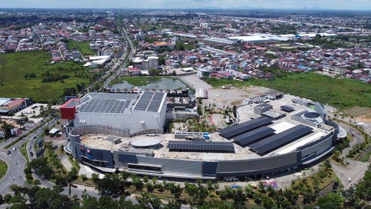 Mal di Kalimantan Gunakan Energi Bersih Melalui PLTS