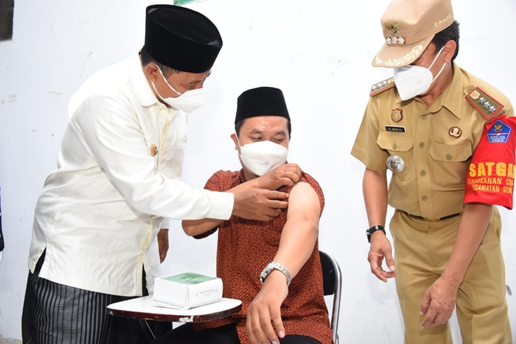 Pelaksanaan vaksinasi COVID-19 di Ponpes Khas Kempek Kabupaten Cirebon. (Foto: MP/Humas Pemprov Jabar)