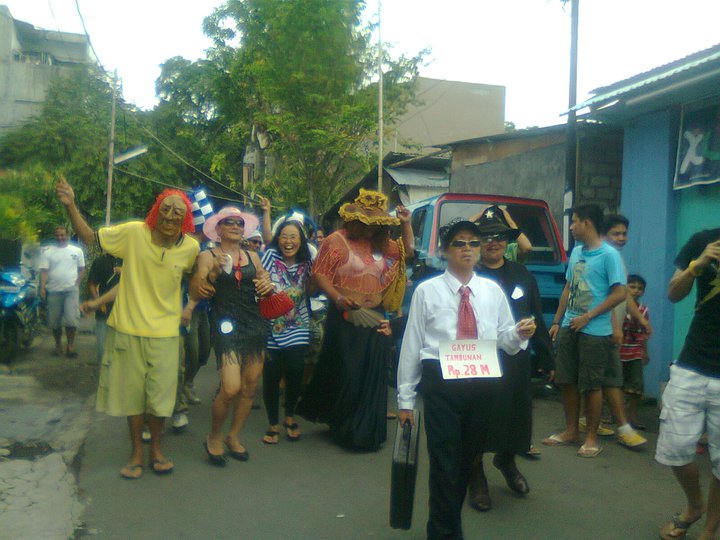 Peserta festival memakai kostum unik dan lucu (Facebook/Lorens Umpun)