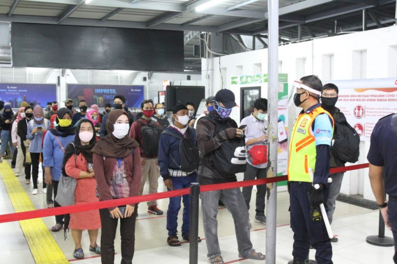 Senin Pagi, Pengguna KRL Melonjak 9 Persen