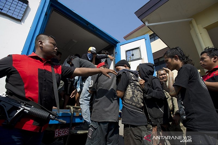 Arsip - Sejumlah preman yang diamankan pada Operasi Cipta Kondisi di Kawasan Tanjung Priok diperlihatkan di Polres Pelabuhan Tanjung Priok, Jakarta, Selasa (23/9). ANTARA FOTO/Wahyu Putro A/ed/mes/aa.