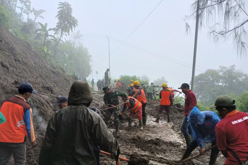 Akses Wisata Bromo dari Malang Longsor, Hanya Bisa Dilewati Roda 2