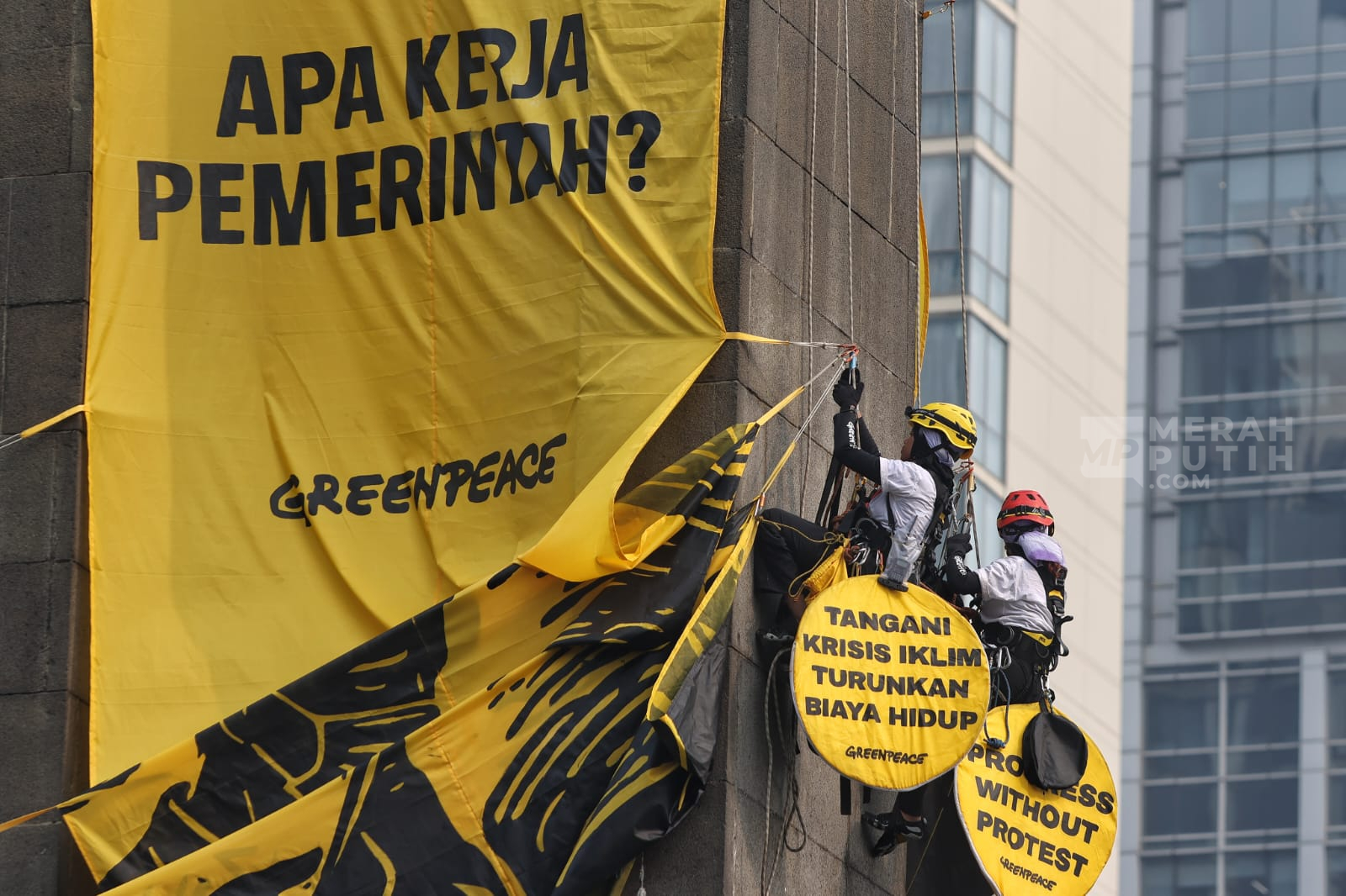 Saat Greenpeace Kritik Penanganan Krisis Iklim dan Kenaikan Biaya Hidup Lewat Spanduk Raksasa di Monumen Selamat Datang