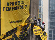 Saat Greenpeace Kritik Penanganan Krisis Iklim dan Kenaikan Biaya Hidup Lewat Spanduk Raksasa di Monumen Selamat Datang