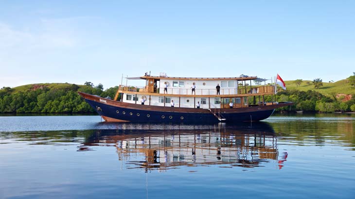 Berlayar Mewah di Perairan Perawan dengan Kapal Pinisi