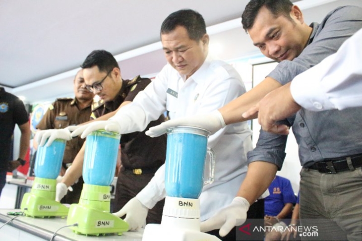 Kepala BNNP Kalsel Brigjen Pol Mohamad Aris Purnomo (kemeja putih) memimpin pemusnahan narkotika dengan cara diblender. (antara/foto/firman)