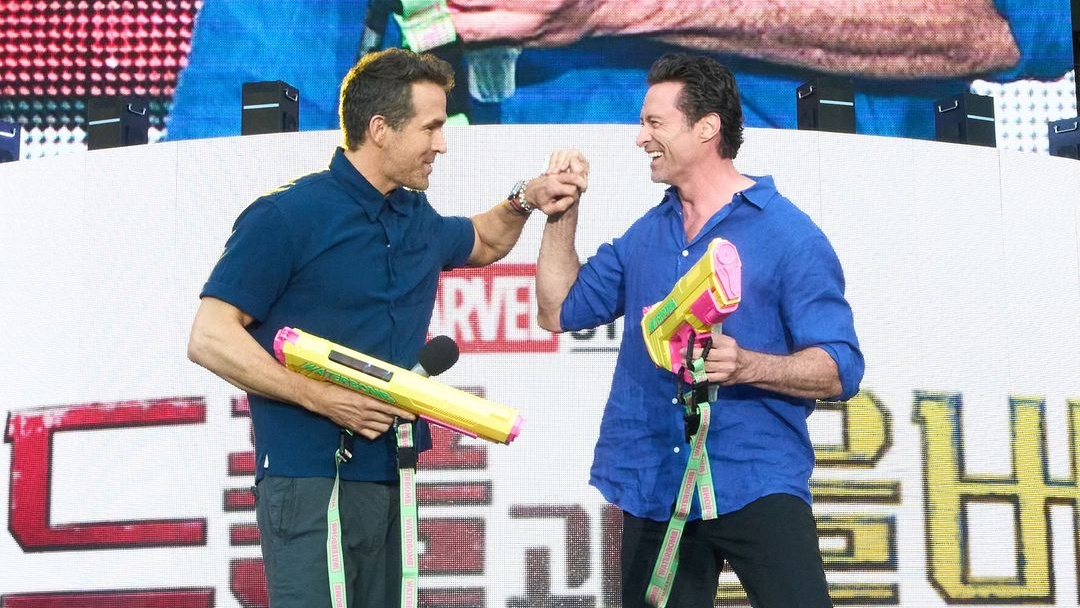 Ryan Reynolds dan Hugh Jackman Main Air di Waterbomb Festival Korea Selatan