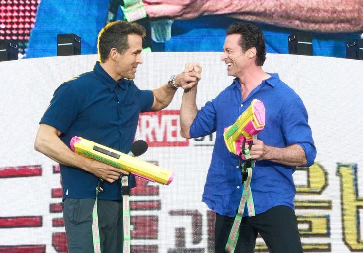 Ryan Reynolds Tanggapi Rumor Jadi Host Oscar 2025 bersama Hugh Jackman