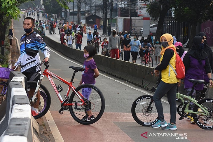 Warga berolahraga menggunakan sepeda di kawasan Sultan Iskandar Muda, Jakarta, Ahad (26/7/2020). Pemprov DKI Jakarta menyiapkan 30 kawasan khusus pesepeda di lima kota administrasi Jakarta serta perluasan jalur sepeda sementara yang disiapkan sepanjang Jalan Medan Merdeka Barat hingga Jalan Sudirman dengan menggunakan 2-3 lajur di sebelah kiri sebagai dampak dari peniadaan hari bebas kendaraan bermotor (HBKB) di Jalan Sudirman-Thamrin. ANTARA FOTO/Indrianto Eko Suwarso/foc.