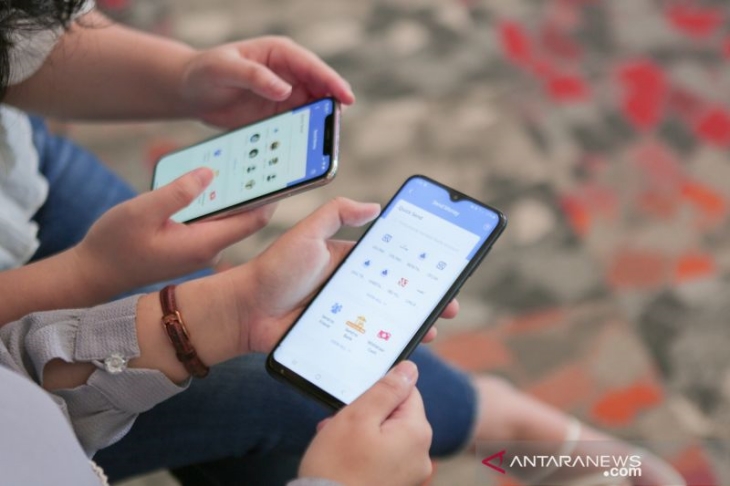 Ilustrasi penggunaan fitur Kirim Uang DANA. (ANTARA/DANA)	
