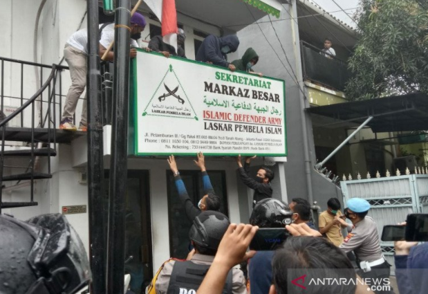 Pencopotan atribut FPI di Jalan Petamburan III usai FPI dilarang beroperasi di Indonesia, Rabu (30/12/2020). (ANTARA/HO/Dokumentasi Dandim 0501/JP BS)