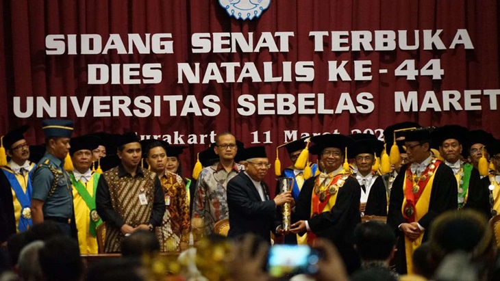 Wapres Ma'ruf Amin mendapat penghargaan dari UNS Surakarta 