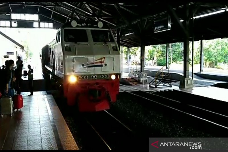 Penumpang arus balik Lebaran 2019 di Stasiun Pekalongan sedang menunggu kedatangan kereta, Jumat (7/6). (ANTARA/Kutnadi)