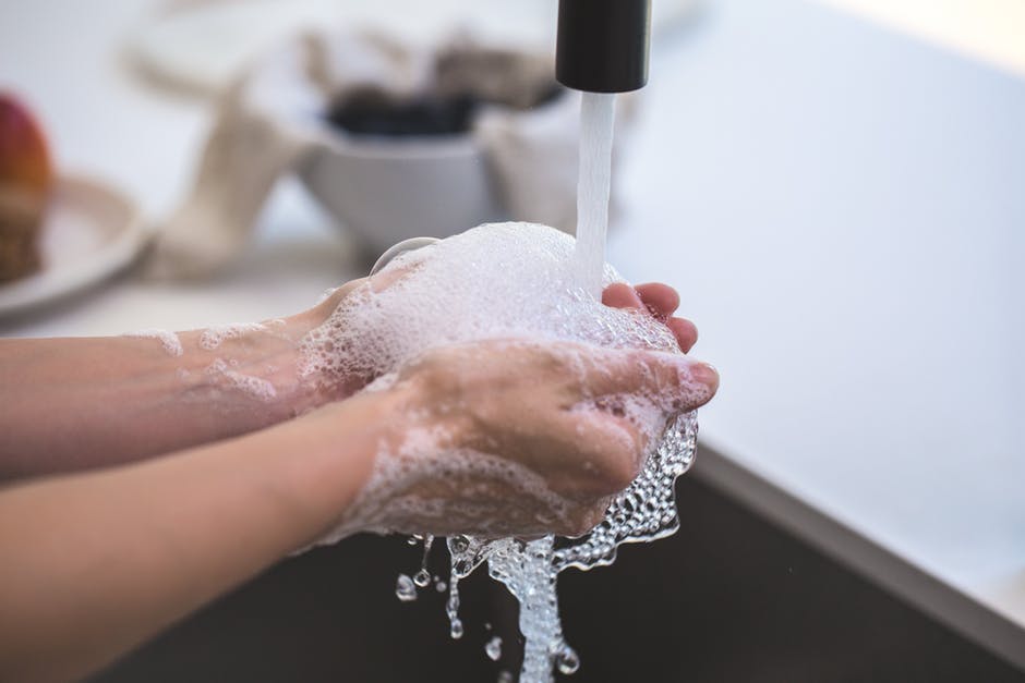 Tisu disinfektan tidak dapat menggantikan sabun dan air (Foto: pexels/burst)