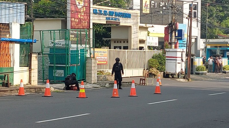 Tim Gegana Sat Brimob Polda Jateng melakukan evakuasi benda di duga bom di Solo, Jawa Tengah, Rabu (30/3). (MP/Ismail)