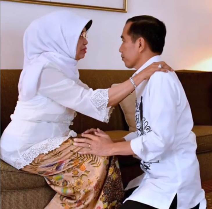 Presiden Jokowi sungkem kepada sang ibu Sujiatmi Notomiharjo. (Foto: Instagram @jokowi)
