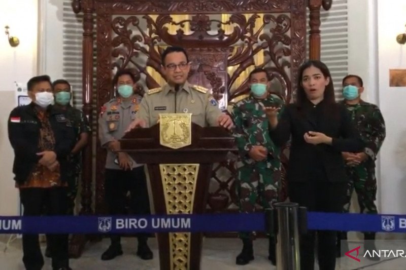 Gubernur DKI Jakarta Anies Baswedan saat memberikan keterangan pers terkait penerapan Pembatasan Sosial Berskala Besar (PSBB) di Balai Kota DKI, Selasa (7/4/2020). (ANTARA/HO-laman Youtube Pemprov DKI Jakarta)