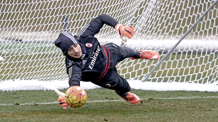 Duo Manchester Berlomba Dapatkan Kiper Muda AC Milan