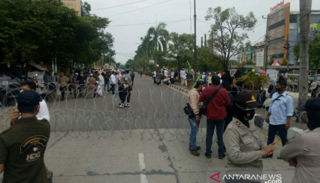 Polisi Blokade Empat Jalan Protokol di Palembang Halau Pendukung Rizieq Shihab
