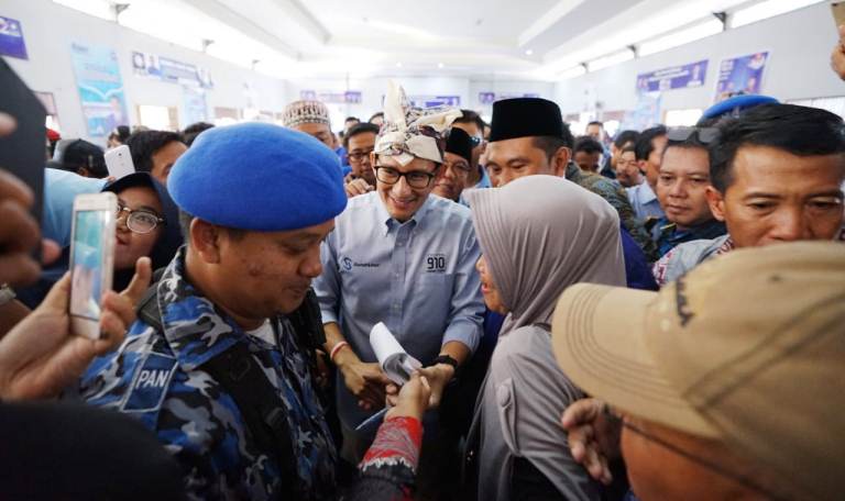 Emak-Emak Madiun 'Sawer' Sandiaga Uno Duit Rp2,7 Juta