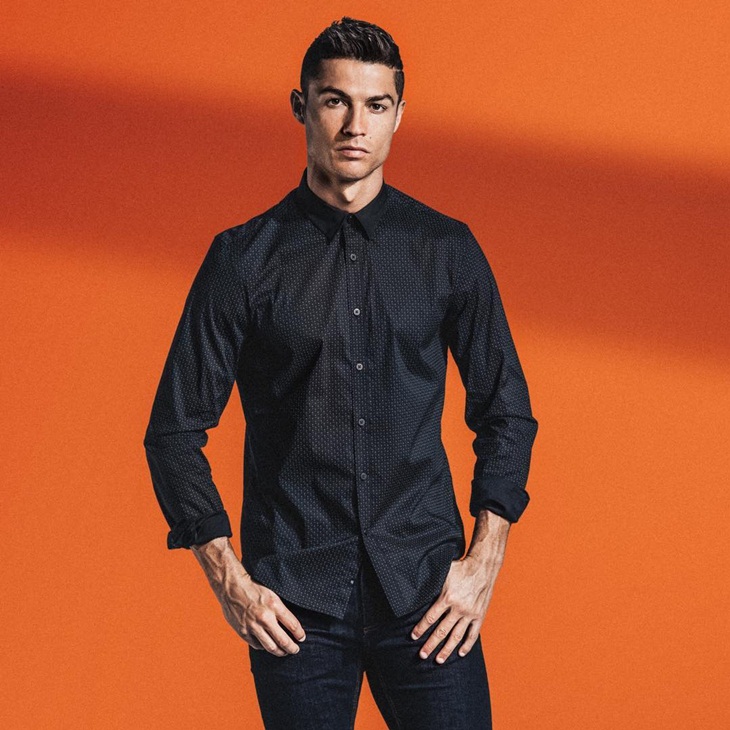 Cristiano Ronaldo dengan tampilan kemeja dan celana hitam. (Instagram/ cristiano)