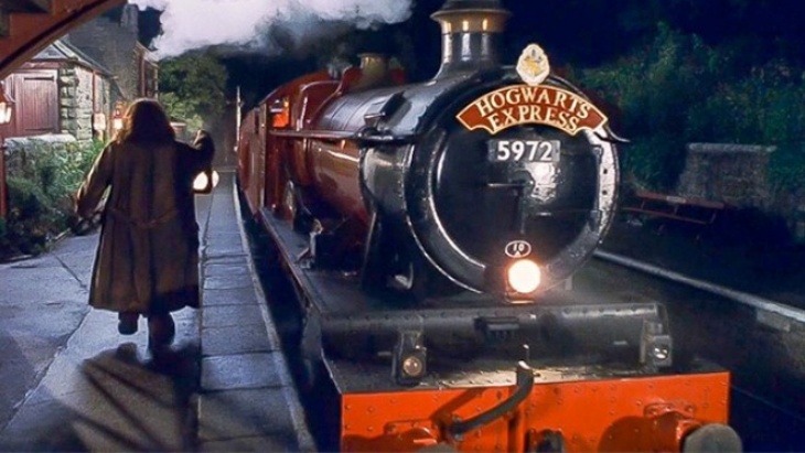 Proses di Balik Layar 'Harry Potter' dalam Set Box Berbentuk Hogwarts Express