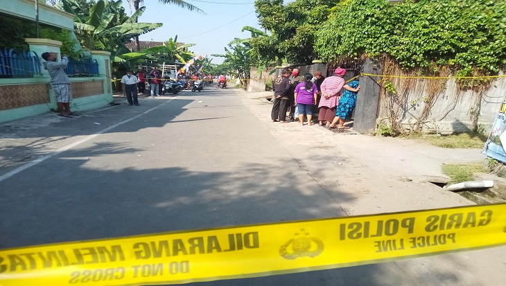 Rumah korban pembunuhan warga Dukuh Slemben RT 01 RW 05, Desa Duwet, Kecamatan Baki, Kabupaten Sukoharjo, Jawa Tengah jadi tontonan warga, Sabtu (22/8). (MP/Ismail)