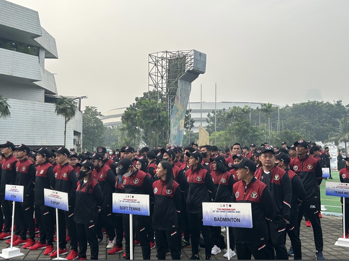 Para atlet dan ofisial yang mengikuti upacara pengukuhan Kontingen Indonesia di Lapangan Kementerian Pemuda dan Olahraga, Jakarta, Selasa (2/5). (BolaSkor.com/Rizqi Ariandi)